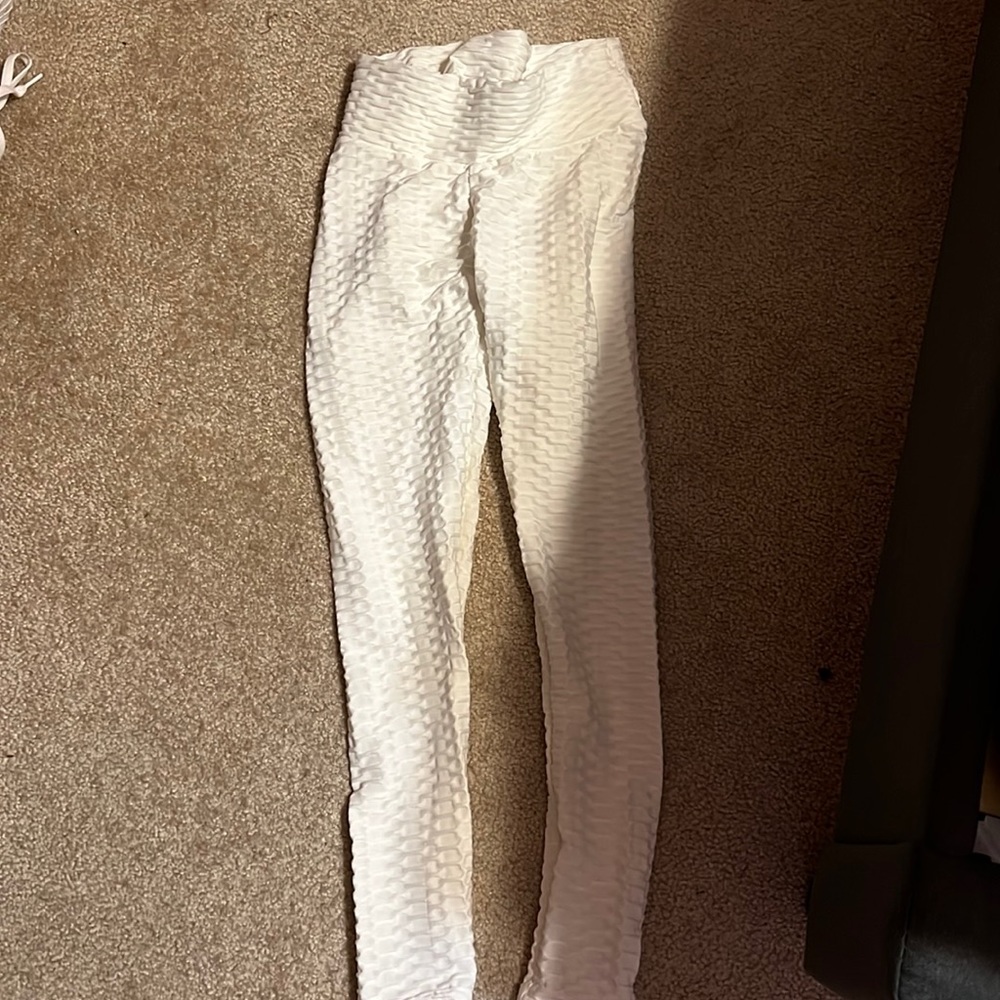 White butt scrunch leggings